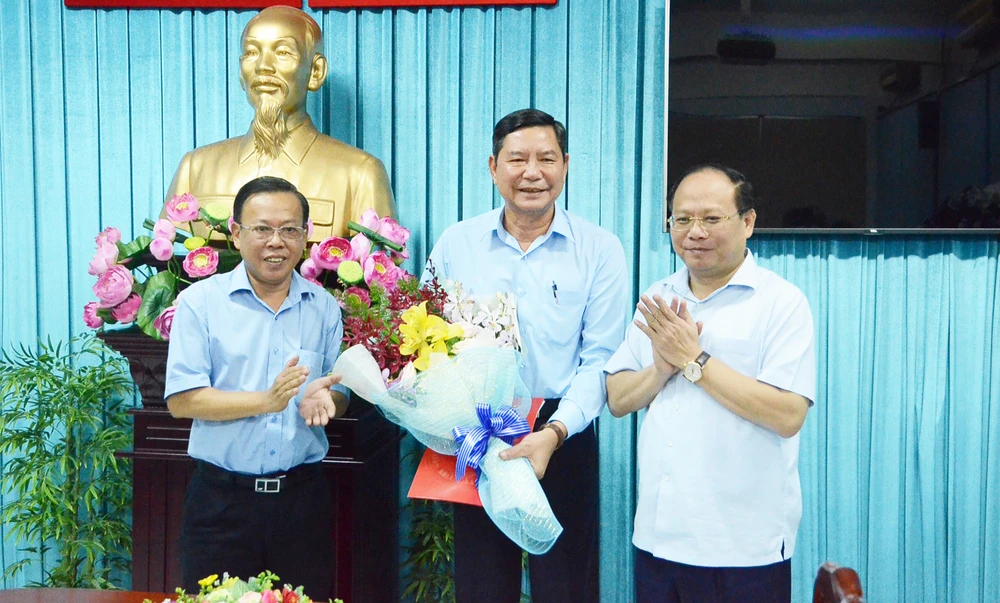 Đồng chí Tất Thành Cang (bìa phải) và đồng chí Trần Văn Ước (giữa) tại buổi trao quyết định. Ảnh: KIỀU PHONG