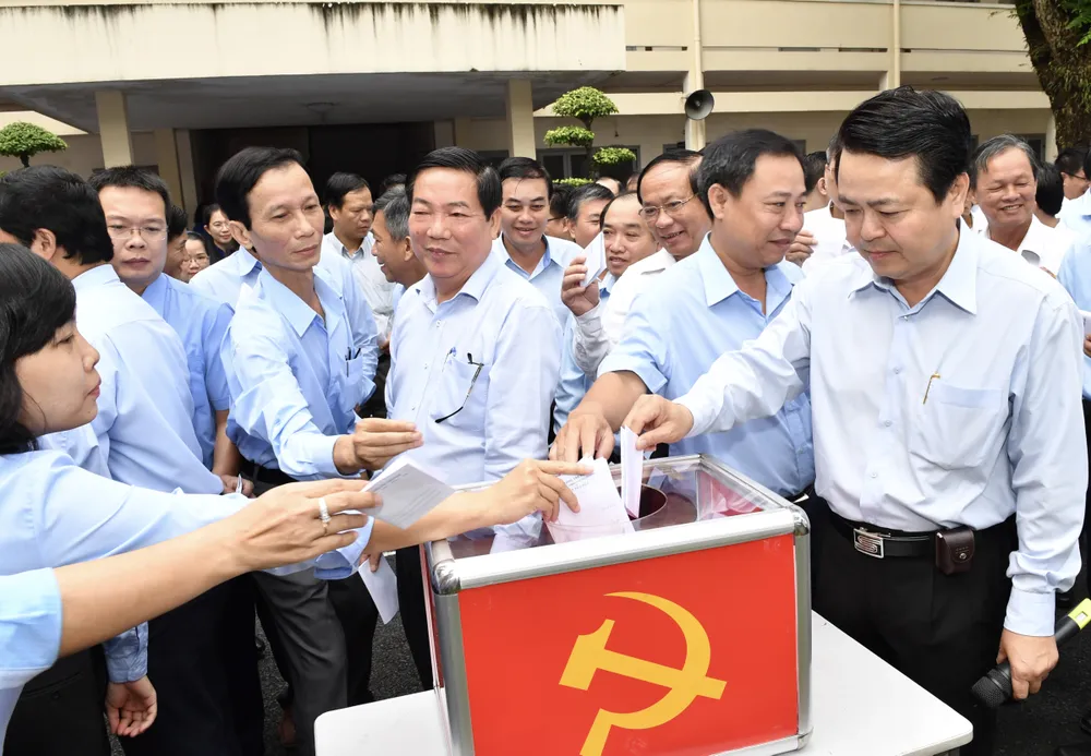 Thành ủy TPHCM quyên góp ủng hộ người dân Nam Trung bộ ảnh 1