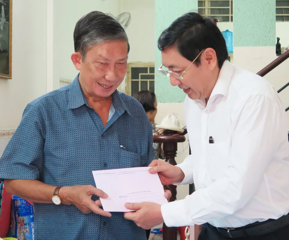 Lãnh đạo TPHCM thăm gia đình các cá nhân tham gia Tổng tiến công và nổi dậy Xuân Mậu Thân 1968 ảnh 1 Lãnh đạo TPHCM thăm gia đình các cá nhân tham gia Tổng tiến công và nổi dậy Xuân Mậu Thân 1968 ảnh 1