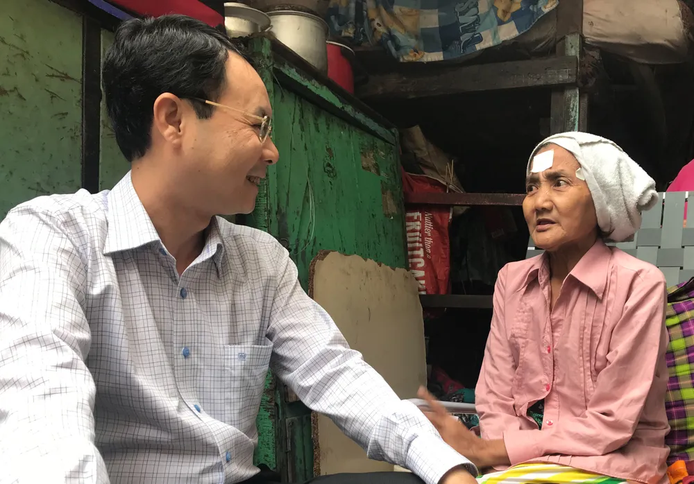 Lãnh đạo Thành ủy TPHCM trao Thiếp mừng thọ 100 tuổi của Chủ tịch nước cho người cao tuổi ảnh 3