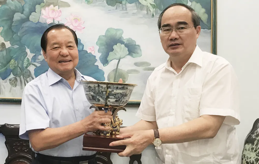 Bí thư Thành ủy TPHCM Nguyễn Thiện Nhân thăm, chúc tết nguyên Chủ tịch nước Trương Tấn Sang ảnh 1