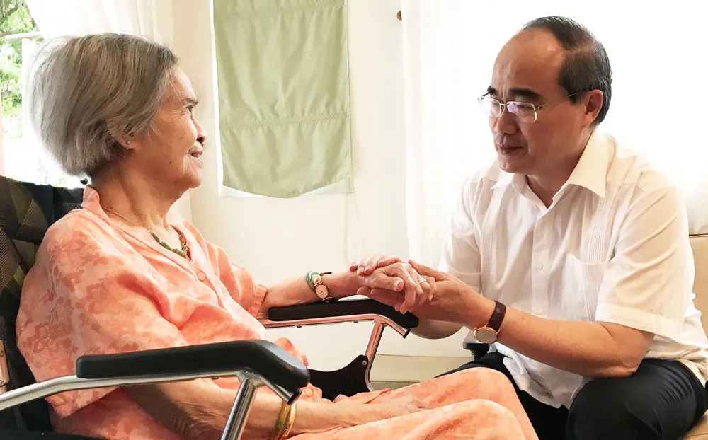 Bí thư Thành ủy TPHCM Nguyễn Thiện Nhân thăm, chúc tết nguyên Chủ tịch nước Trương Tấn Sang ảnh 2