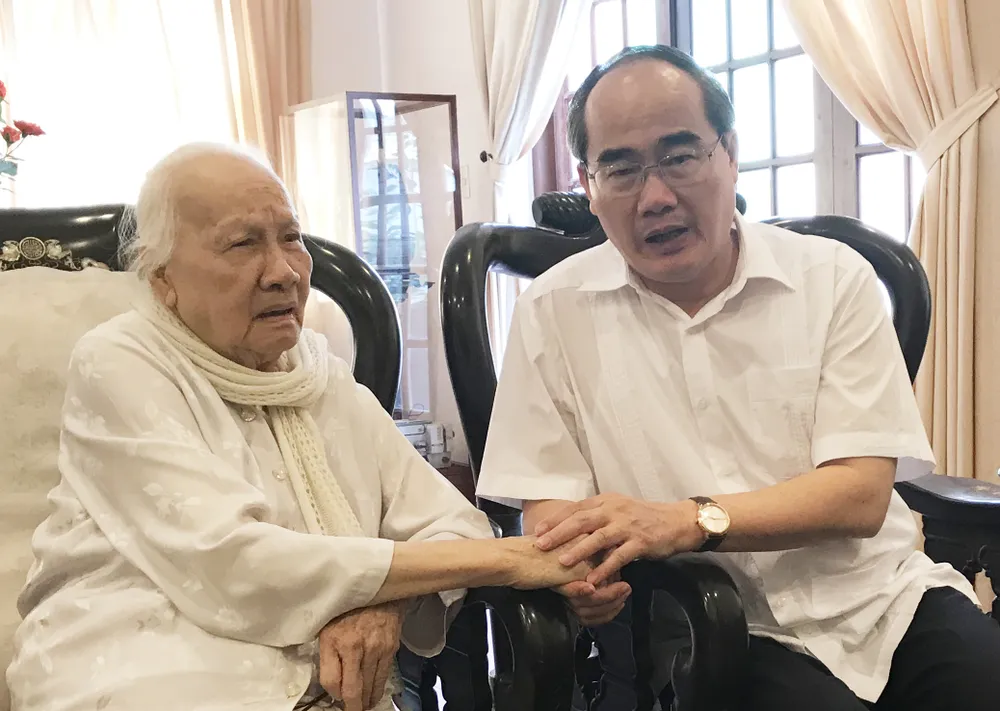 Bí thư Thành ủy TPHCM Nguyễn Thiện Nhân thăm, chúc tết nguyên Chủ tịch nước Trương Tấn Sang ảnh 3