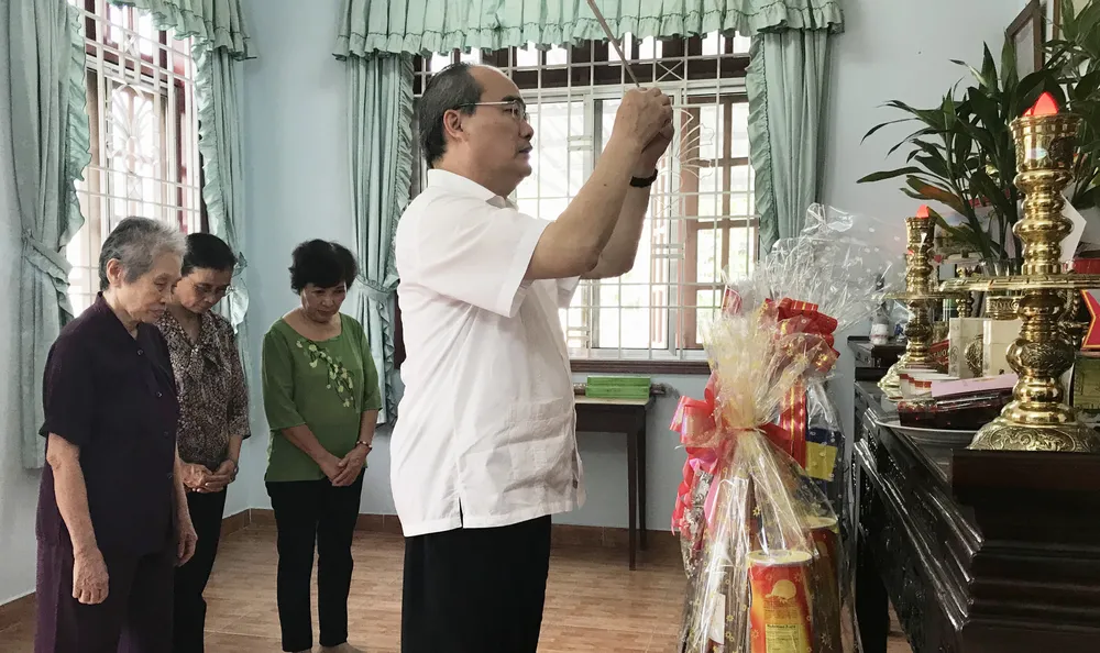 Bí thư Thành ủy TPHCM Nguyễn Thiện Nhân thăm, chúc tết nguyên Chủ tịch nước Trương Tấn Sang ảnh 4