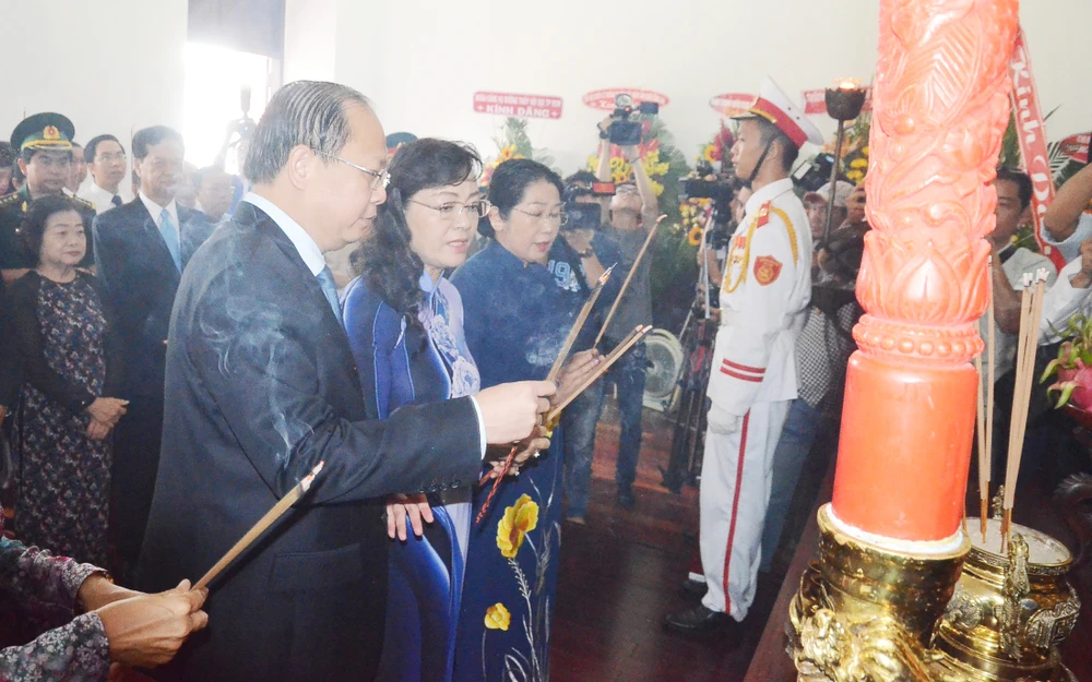 Đồng chí Tất Thành Cang, Ủy viên Trung ương Đảng, Phó Bí thư Thường trực Thành ủy TPHCM, cùng các đại biểu dâng hương tại Bảo tàng Hồ Chí Minh - Chi nhánh TPHCM. Ảnh: QUANG HUY