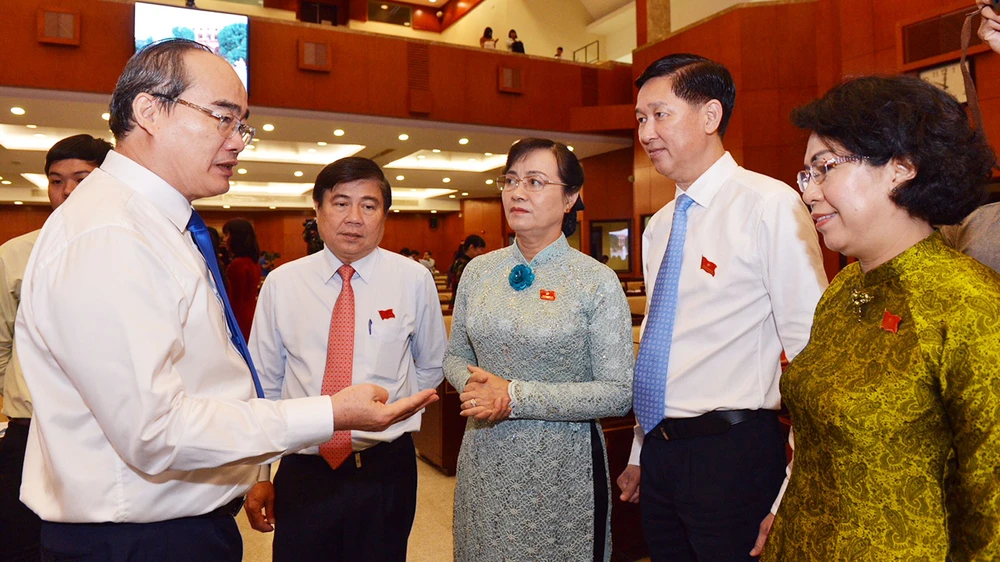  Bí thư Thành ủy TPHCM Nguyễn Thiện Nhân trao đổi cùng các đồng chí lãnh đạo TPHCM tại kỳ họp HĐND TP. Ảnh: VIỆT DŨNG