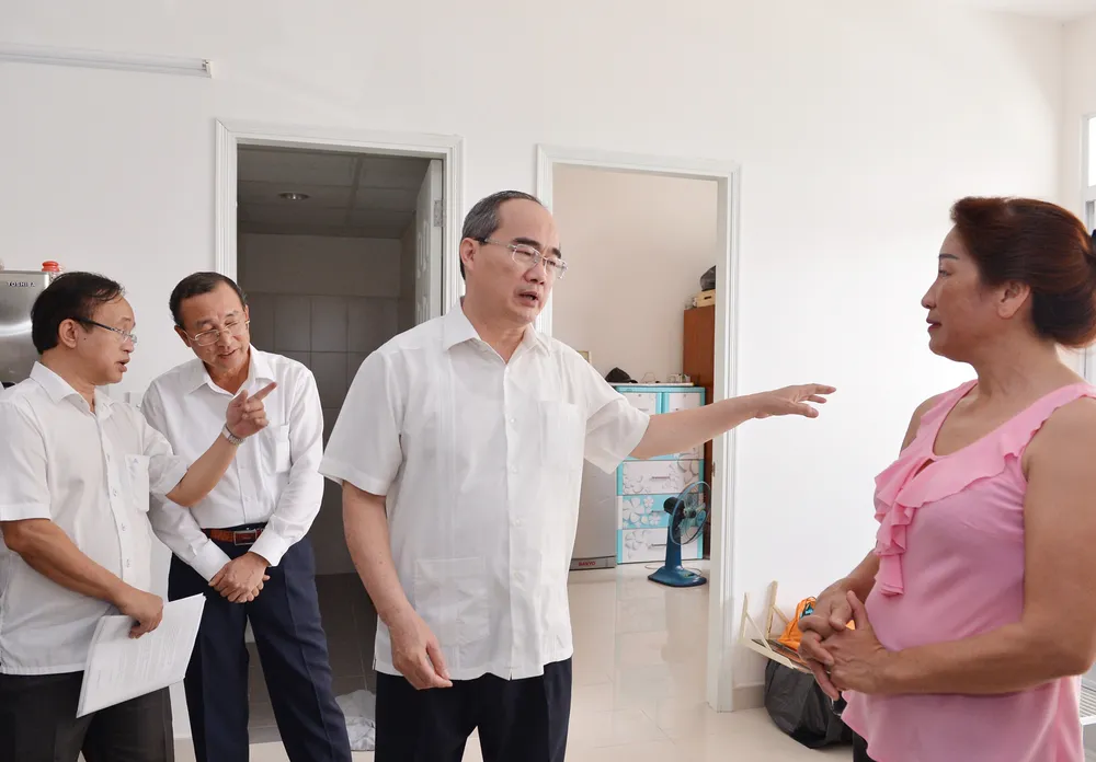 Bí thư Thành ủy TPHCM Nguyễn Thiện Nhân thăm hỏi người dân Thủ Thiêm ảnh 1 Bí thư Thành ủy TPHCM Nguyễn Thiện Nhân thăm hỏi người dân Thủ Thiêm ảnh 1