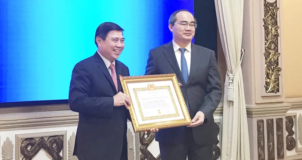 Chủ tịch UBND TPHCM Nguyễn Thành Phong nhận Huy hiệu 30 năm tuổi Đảng: Không ngừng rèn luyện! ảnh 2 Chủ tịch UBND TPHCM Nguyễn Thành Phong nhận Huy hiệu 30 năm tuổi Đảng: Không ngừng rèn luyện! ảnh 2
