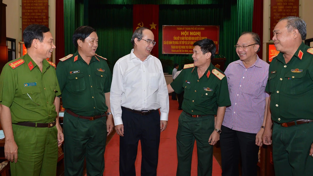 Bí thư Thành uỷ TPHCM Nguyễn Thiện Nhân trao đổi cùng các đại biểu dự Hội nghị tổng kết 10 năm xây dựng chiến lược phòng thủ giai đoạn mới. Ảnh: VIỆT DŨNG