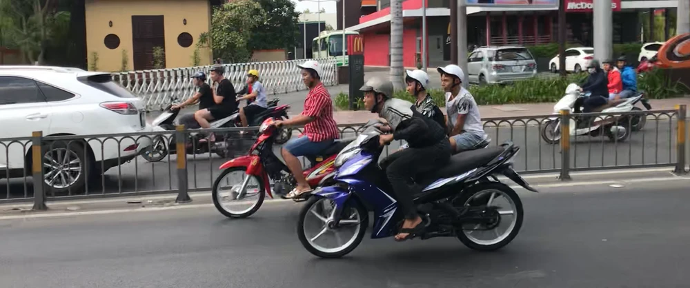 Một "quái xế" đang rạp người vít ga chạy với tốc độ cao ở làn đường ô tô đường Kinh Dương Vương. Ảnh: KIỀU PHONG