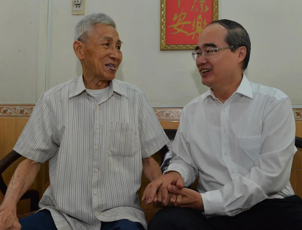 Bí thư Thành ủy TPHCM Nguyễn Thiện Nhân thăm gia đình có công dịp 30-4 ảnh 1