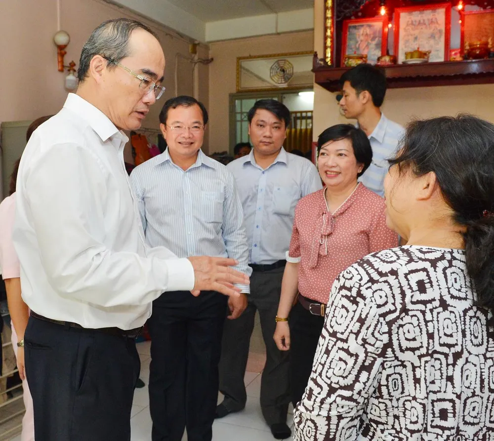 Bí thư Thành ủy TPHCM Nguyễn Thiện Nhân thăm gia đình có công dịp 30-4 ảnh 5