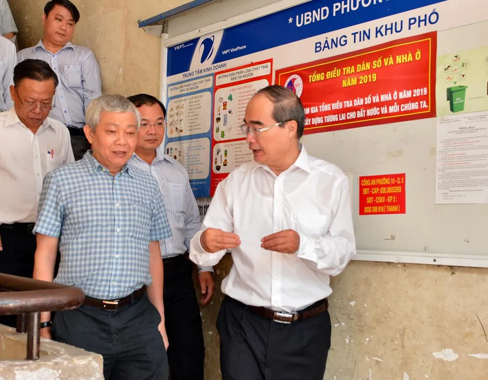 Bí thư Thành ủy TPHCM Nguyễn Thiện Nhân thăm gia đình có công dịp 30-4 ảnh 6