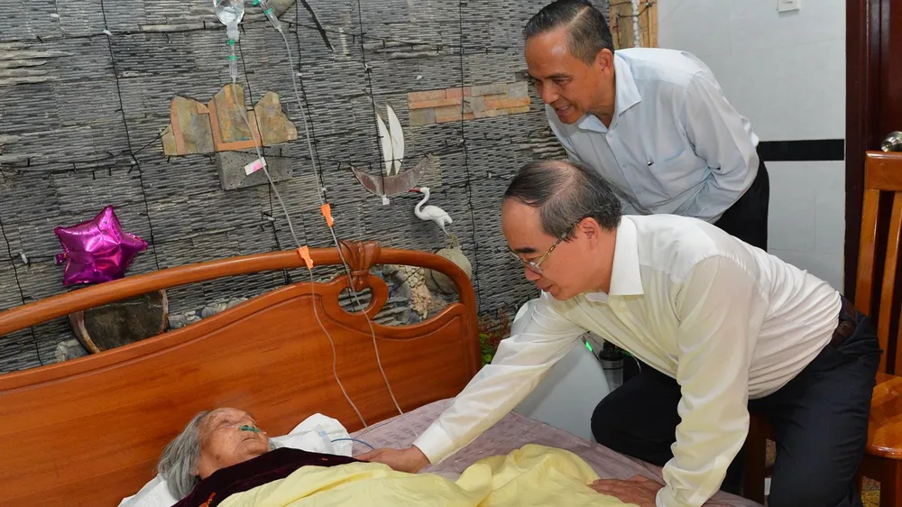 Bí thư Thành ủy TPHCM Nguyễn Thiện Nhân thăm gia đình có công dịp 30-4 ảnh 3