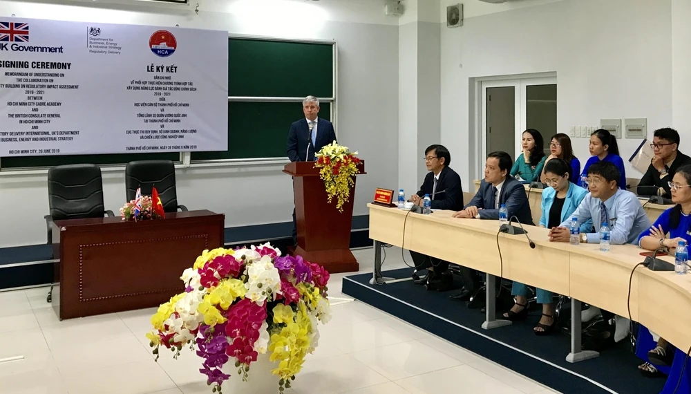 Chuyên gia Anh tập huấn cho cán bộ TPHCM về đánh giá tác động chính sách ảnh 2 Chuyên gia Anh tập huấn cho cán bộ TPHCM về đánh giá tác động chính sách ảnh 2