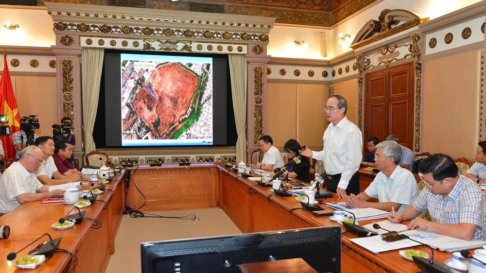 Bí thư Thành ủy TPHCM Nguyễn Thiện Nhân phát biểu tại buổi làm việc về xử lý các bãi chôn rác lâu năm. Ảnh: VIỆT DŨNG