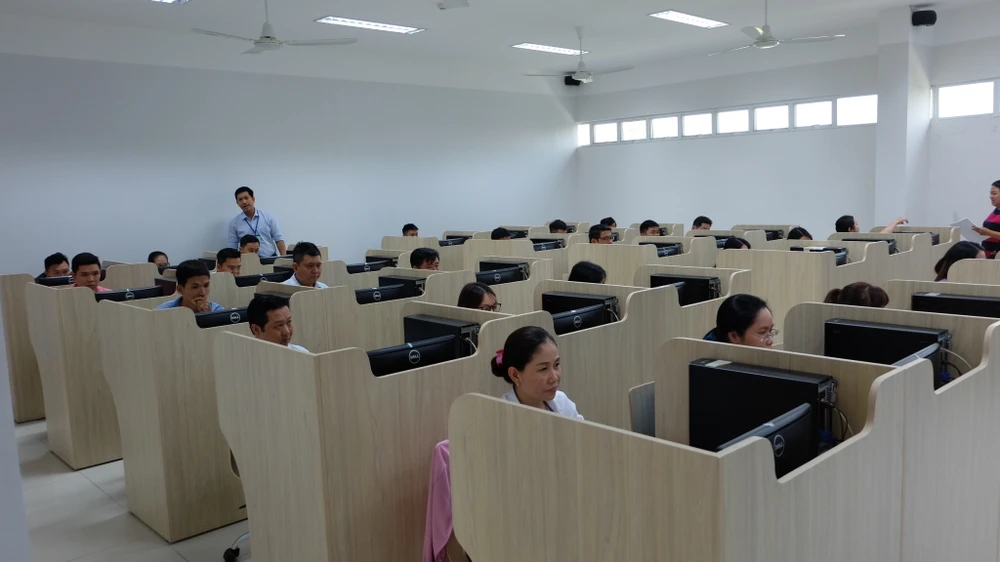 Các thí sinh làm bài dự thi kỳ thi tuyển công chức TPHCM năm 2019. Ảnh: KIỀU PHONG