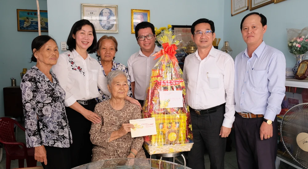 Đoàn đại biểu TPHCM thăm, chúc tết các đơn vị quân đội, gia đình có công, chính sách ảnh 3 Đoàn đại biểu TPHCM thăm, chúc tết các đơn vị quân đội, gia đình có công, chính sách ảnh 3