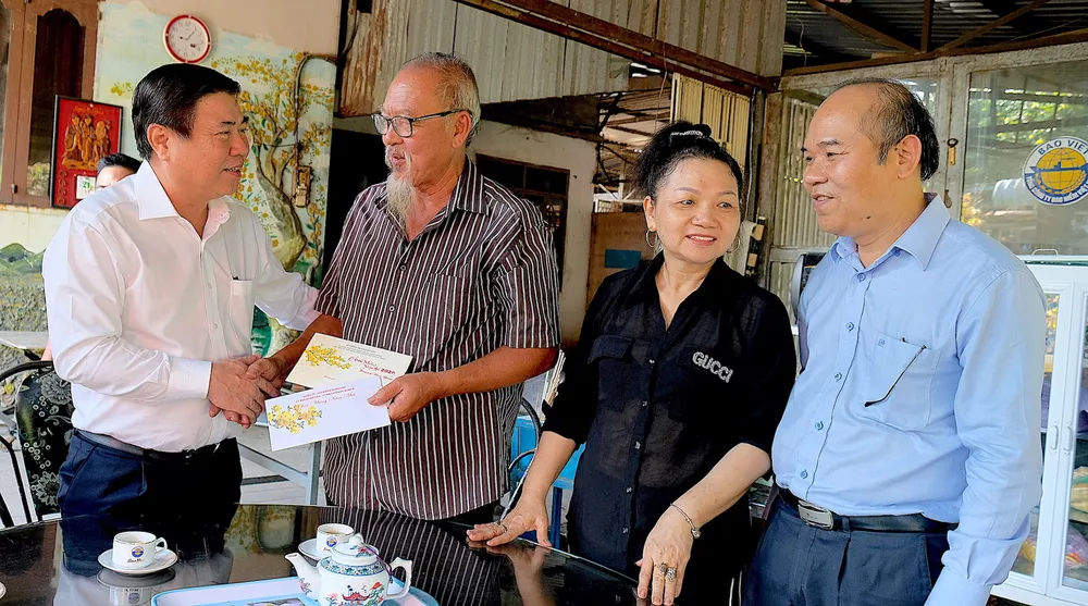 Chủ tịch UBND TPHCM Nguyễn Thành Phong thăm, chúc tết người dân Khu Công nghệ cao ảnh 3 Chủ tịch UBND TPHCM Nguyễn Thành Phong thăm, chúc tết người dân Khu Công nghệ cao ảnh 3