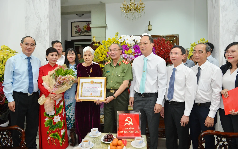 Trung tướng Lê Đông Phong, Giám đốc Công an TPHCM trao Huy hiệu 40 năm tuổi đảng cho đồng chí Dương Thị Minh. Ảnh: VIỆT DŨNG