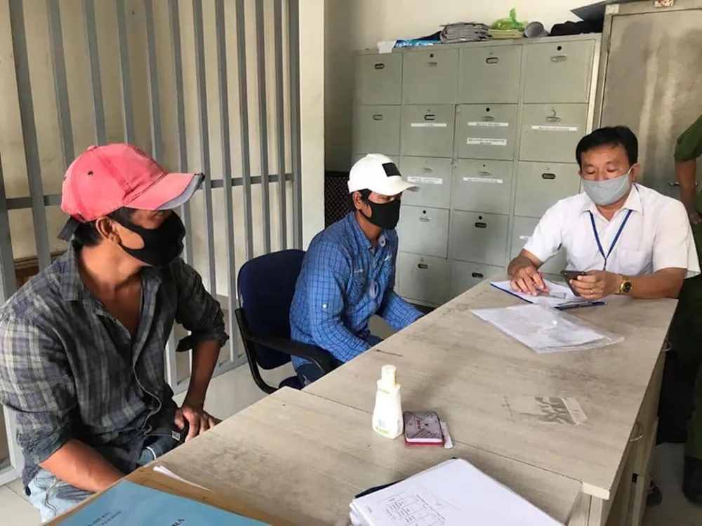 Công an phường Tam Bình (quận Thủ Đức) phạt 2 trường hợp không chấp hành đeo khẩu trang