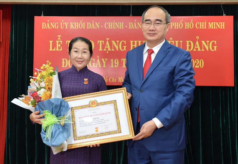 Đảng ủy Khối Dân - Chính - Đảng TPHCM trao Huy hiệu Đảng cho 17 đảng viên tiêu biểu ảnh 1