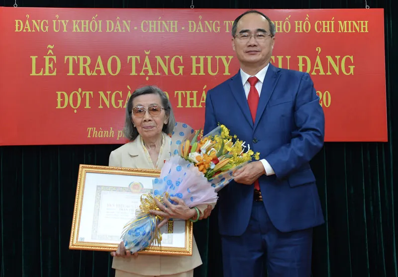 Đảng ủy Khối Dân - Chính - Đảng TPHCM trao Huy hiệu Đảng cho 17 đảng viên tiêu biểu ảnh 3