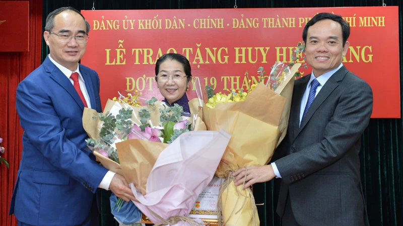 Bí thư Thành ủy TPHCM Nguyễn Thiện Nhân và Phó Bí thư Thường trực Thành ủy Trần Lưu Quang trao Huy hiệu 40 năm tuổi Đảng cho Phó Bí thư Thành ủy TPHCM Võ Thị Dung. Ảnh: VIỆT DŨNG