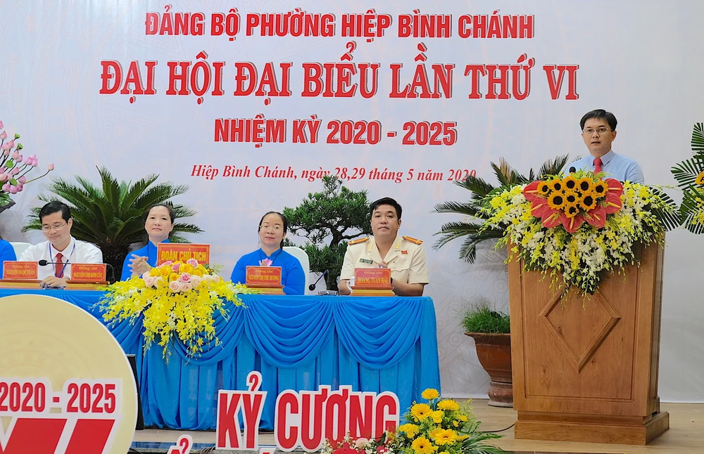 Bí thư Quận ủy quận Thủ Đức Nguyễn Mạnh Cường yêu cầu Đảng bộ phường Hiệp Bình Chánh tập trung khắc phục hạn chế, yếu kém trong công tác quản lý đất đai, trật tự xây dựng. Ảnh: KIỀU PHONG