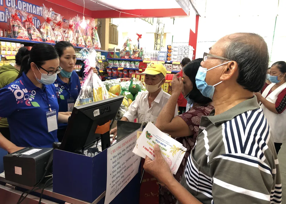 Tặng hơn 3.600 phiếu mua hàng tết cho gia đình chính sách, người nghèo ở quận 3 ảnh 6 Tặng hơn 3.600 phiếu mua hàng tết cho gia đình chính sách, người nghèo ở quận 3 ảnh 6