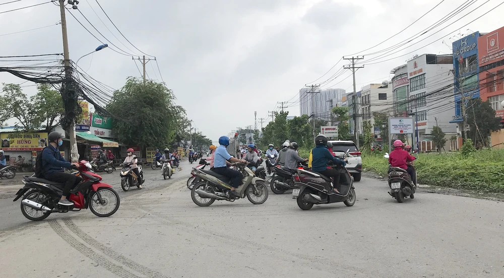 Đường Lương Định Của (và nút giao Lương Định Của - Trần Não) là một trong những công trình chậm trễ kéo dài tại TP Thủ Đức, đang được quan tâm khắc phục. Ảnh: KIỀU PHONG