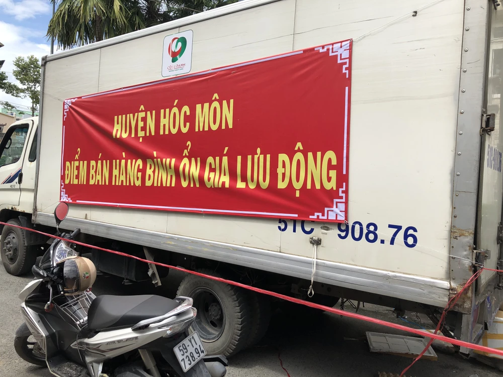 Một xe bán thực phẩm lưu động giá bình ổn của huyện Hóc Môn. Ảnh: TRẦN VĂN