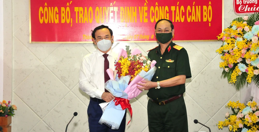 Bí thư Thành ủy TPHCM Nguyễn Văn Nên tặng hoa chúc mừng Trung tướng Nguyễn Văn Nam. Ảnh: HỮU TÂN