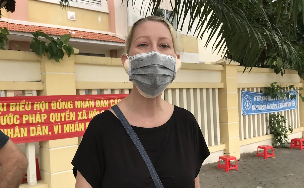 Người nước ngoài vui mừng khi được tiêm vaccine ngừa Covid-19 ảnh 1 Người nước ngoài vui mừng khi được tiêm vaccine ngừa Covid-19 ảnh 1