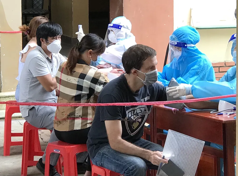 Người nước ngoài vui mừng khi được tiêm vaccine ngừa Covid-19 ảnh 2 Người nước ngoài vui mừng khi được tiêm vaccine ngừa Covid-19 ảnh 2