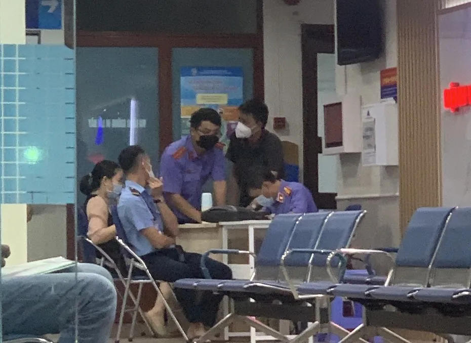 Cơ quan chức năng làm việc với những người liên quan. Ảnh: Chí Thạch Cơ quan chức năng làm việc với những người liên quan. Ảnh: Chí Thạch