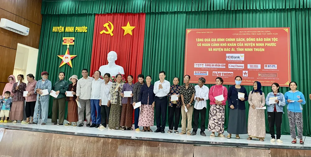 Lãnh đạo Cơ quan Thường trực khu vực miền Nam, Ban Tuyên giáo Trung ương cùng các đơn vị tài trợ và bà con huyện Ninh Phước tại buổi trao quà. Ảnh: KIỀU PHONG Lãnh đạo Cơ quan Thường trực khu vực miền Nam, Ban Tuyên giáo Trung ương cùng các đơn vị tài trợ và bà con huyện Ninh Phước tại buổi trao quà. Ảnh: KIỀU PHONG