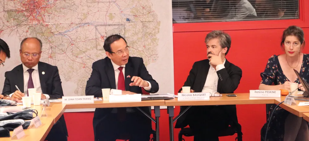 Bí thư Thành ủy TPHCM Nguyễn Văn Nên trao đổi với chuyên gia Viện Quy hoạch đô thị vùng Paris trong phát triển sông Sài Gòn