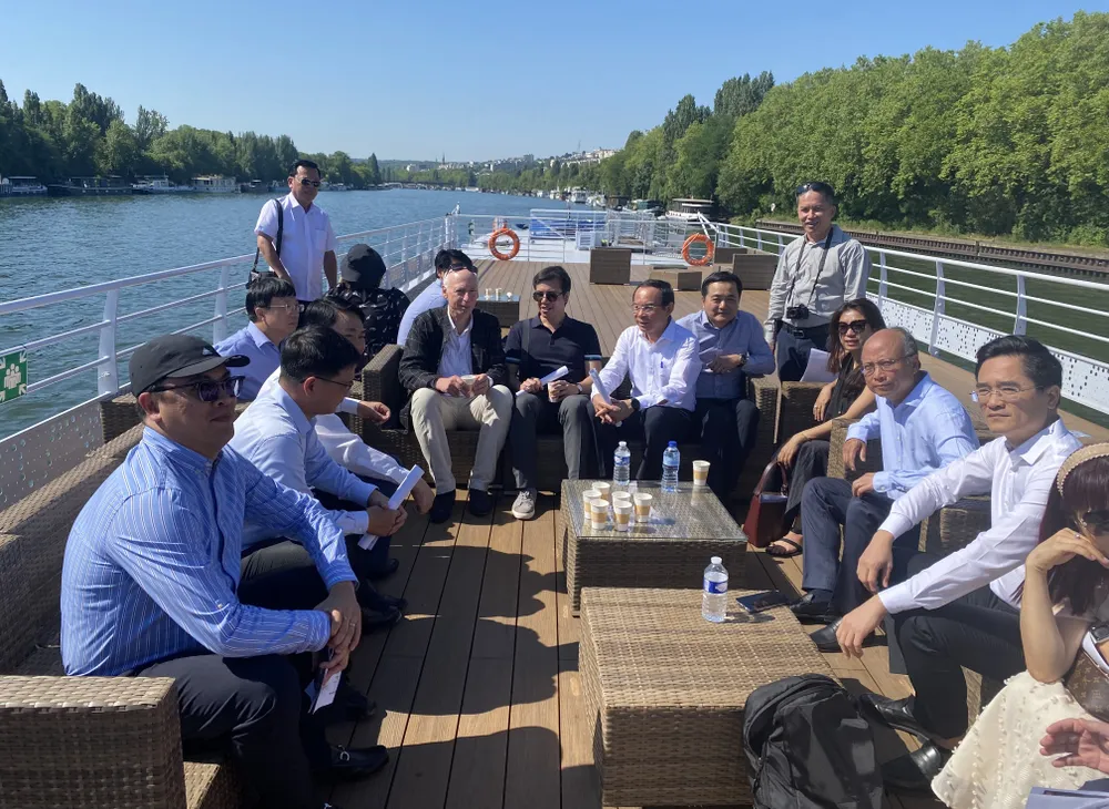 Bí thư Thành ủy TPHCM Nguyễn Văn Nên và đoàn công tác TPHCM khảo sát sông Seine