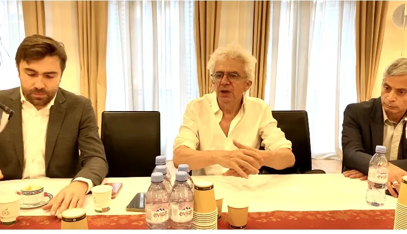 Luật sư William Bourdon (áo trắng) và luật sư Bertrand Repolt (bìa trái) tại buổi gặp mặt. Ảnh: KIỀU PHONG Luật sư William Bourdon (áo trắng) và luật sư Bertrand Repolt (bìa trái) tại buổi gặp mặt. Ảnh: KIỀU PHONG