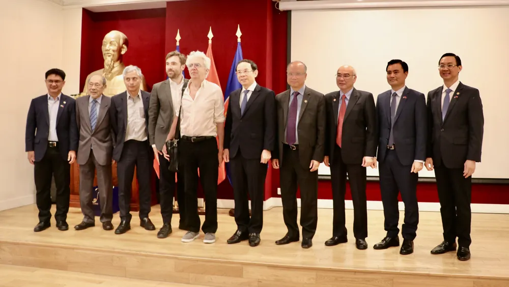 Đoàn lãnh đạo TPHCM cùng các luật sư Pháp và các cá nhân đồng hành "vụ kiện da cam". Ảnh: KIỀU PHONG Đoàn lãnh đạo TPHCM cùng các luật sư Pháp và các cá nhân đồng hành "vụ kiện da cam". Ảnh: KIỀU PHONG