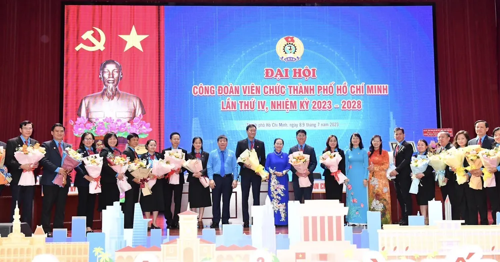 Ban Chấp hành CĐVC TPHCM khóa IV ra mắt đại hội. Ảnh: VIỆT DŨNG