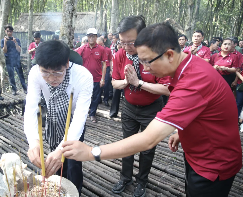 Các đại biểu dâng hương tại Bia tưởng niệm cán bộ, chiến sĩ Trung đoàn 10 đặc công Rừng Sác. Ảnh: KIỀU PHONG Các đại biểu dâng hương tại Bia tưởng niệm cán bộ, chiến sĩ Trung đoàn 10 đặc công Rừng Sác. Ảnh: KIỀU PHONG