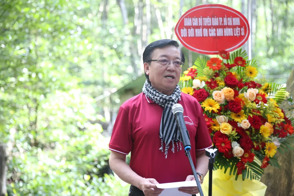 Đồng chí Lê Hồng Sơn phát biểu ôn lại truyền thống của ngành tuyên giáo. Ảnh: KIỀU PHONG Đồng chí Lê Hồng Sơn phát biểu ôn lại truyền thống của ngành tuyên giáo. Ảnh: KIỀU PHONG