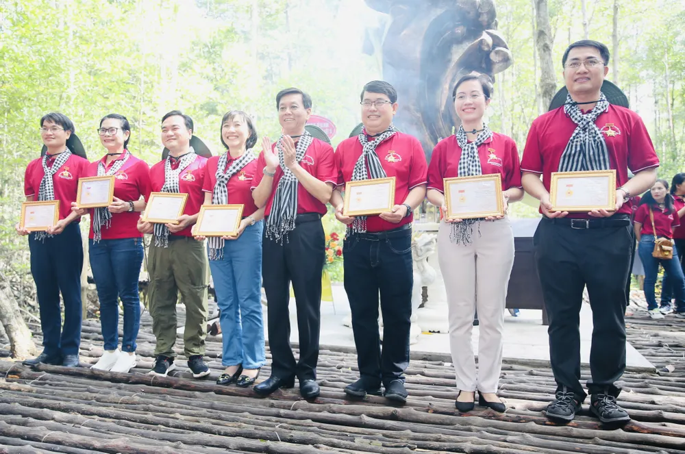 Phó Trưởng Ban Tuyên giáo Thành ủy TPHCM Nguyễn Thọ Truyền trao Kỷ niệm chương "Vì sự nghiệp Tuyên giáo" cho các cá nhân có nhiều đóng góp cho ngành. Ảnh: KIỀU PHONG Phó Trưởng Ban Tuyên giáo Thành ủy TPHCM Nguyễn Thọ Truyền trao Kỷ niệm chương "Vì sự nghiệp Tuyên giáo" cho các cá nhân có nhiều đóng góp cho ngành. Ảnh: KIỀU PHONG