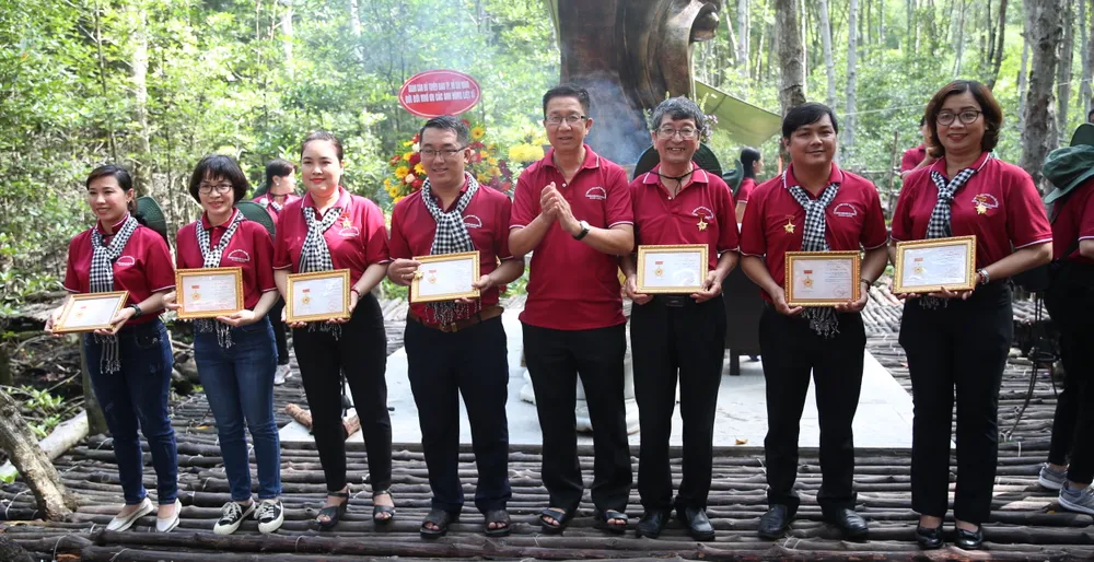 Phó Trưởng Ban Tuyên giáo Thành ủy TPHCM Phạm Đức Hải trao Kỷ niệm chương "Vì sự nghiệp tuyên giáo" đến các cá nhân có nhiều đóng góp cho ngành. Ảnh: KIỀU PHONG Phó Trưởng Ban Tuyên giáo Thành ủy TPHCM Phạm Đức Hải trao Kỷ niệm chương "Vì sự nghiệp tuyên giáo" đến các cá nhân có nhiều đóng góp cho ngành. Ảnh: KIỀU PHONG