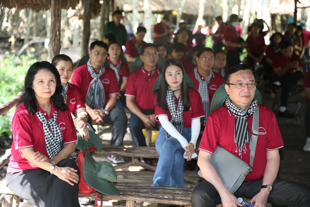 Các đại biểu xem phim tư liệu về Khu di tích lịch sử chiến khu Rừng Sác - một “căn cứ nổi” với những chiến công vang dội. Ảnh: KIỀU PHONG Các đại biểu xem phim tư liệu về Khu di tích lịch sử chiến khu Rừng Sác - một “căn cứ nổi” với những chiến công vang dội. Ảnh: KIỀU PHONG