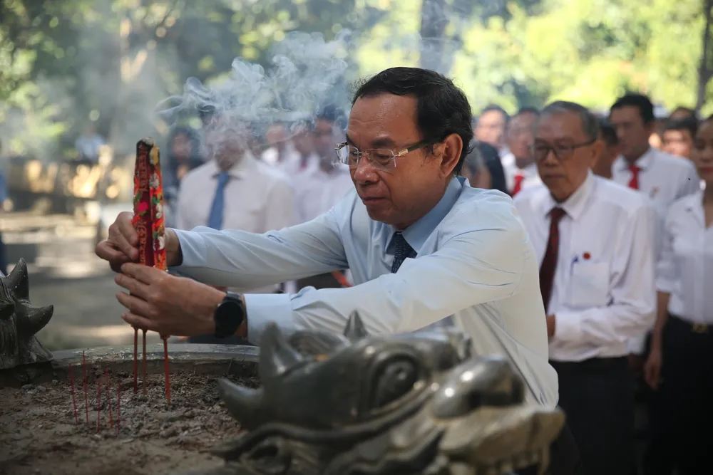 Bí thư Thành ủy TPHCM Nguyễn Văn Nên dâng hương tại Nhà bia Di tích lịch sử Ban Kiểm tra Trung ương Cục miền Nam. Ảnh: KIỀU PHONG