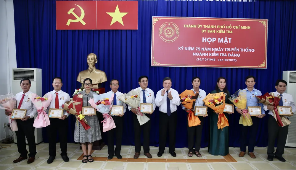 Dịp này, 437 đồng chí thuộc Đảng bộ TPHCM được tặng Kỷ niệm chương “Vì sự nghiệp kiểm tra của Đảng” của UBKT Trung ương. Trong ảnh: Phó Chủ nhiệm Thường trực UBKT Trung ương Trần Văn Rón trao tặng Kỷ niệm chương. Ảnh: KIỀU PHONG