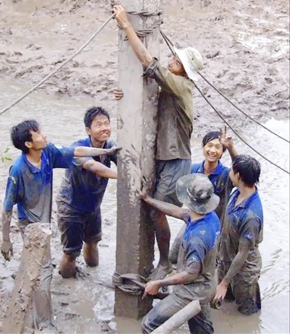 Các chiến sĩ tình nguyện tham gia xây dựng cầu ở huyện Giồng Trôm, Bến Tre năm 2003. Ảnh: Tư liệu Thành đoàn TPHCM